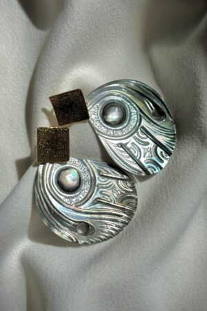 Boucles D’Oreilles en Nacre Gravée – Livia Tahiti