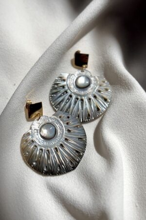 Boucles D’Oreilles en Nacre Gravée – Livia Tahiti